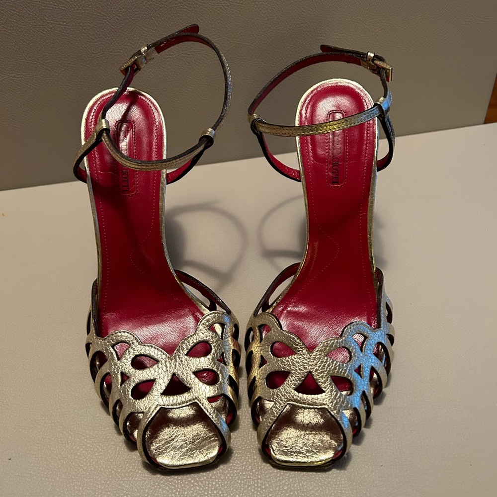 CESARE PACIOTTI Gold Metallic Crackled Leather Shoes Sandals